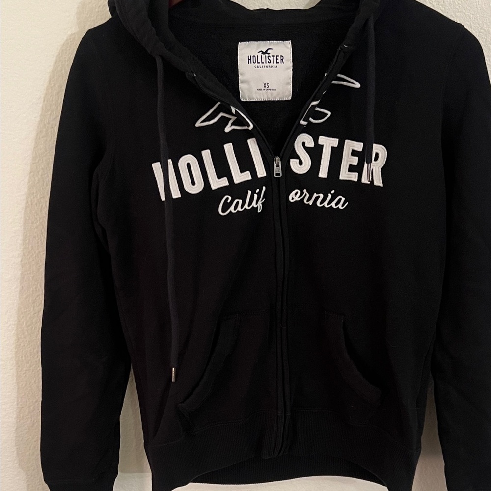 Hollister Black Hoodie – Extra Small